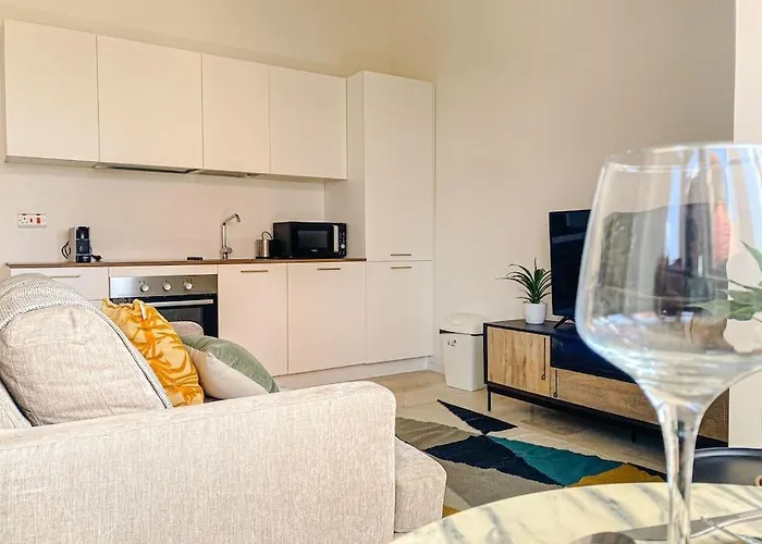 Maltese 2 With Traditional Balcony By Solea 斯利马